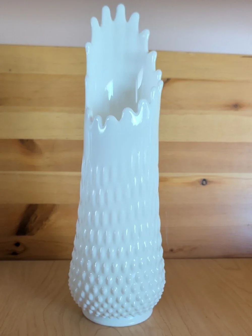VTG. Fenton, White Hobnail Glass Vase - Elegant Home Accents.🌟🌟🌟